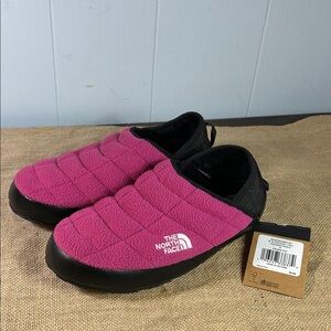 The North Face Fuchsia and Black Fleece Lined Slippers